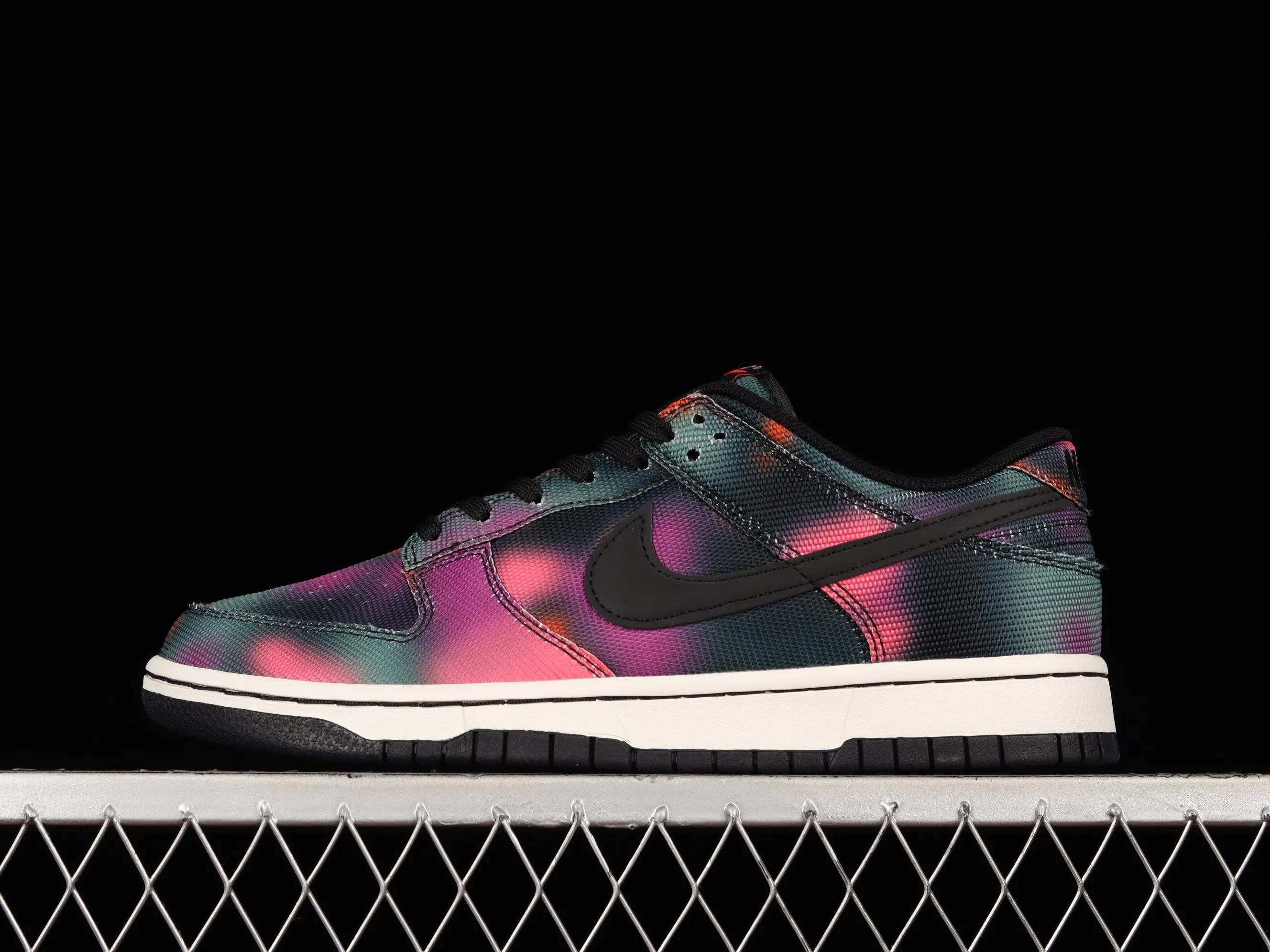 All Categories Nk SB Dunk Series Nk SB Dunk Low Low-top sneakers F version Nk Dunk Low "Graffiti" Street graffiti Black and purple tie-dye SB low-top sports and leisure sneakers DM0108-002